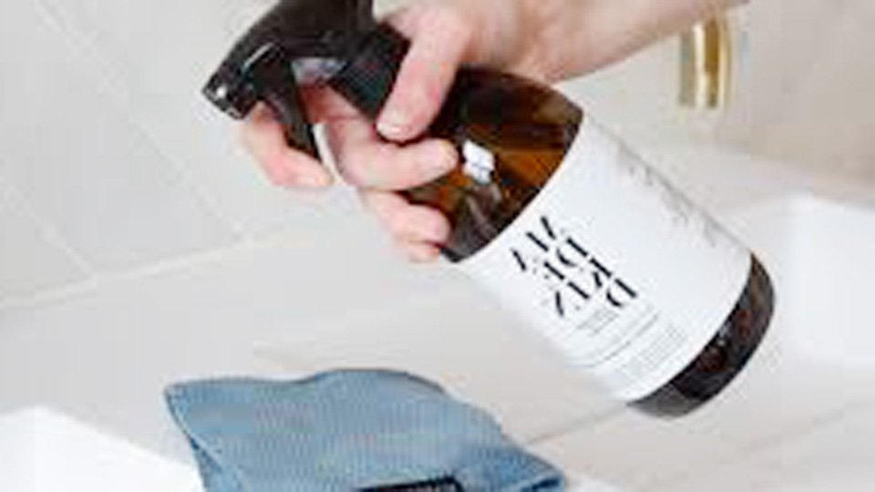 How to Make a Natural Bathroom Cleaner