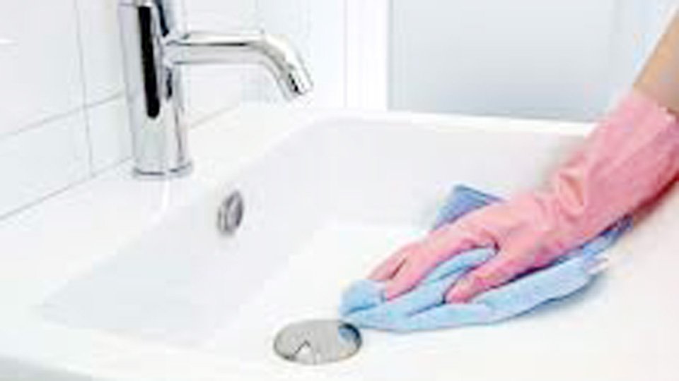 How to Make Bleach Cleaner for Your Bathroom